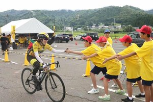 参加者たちが田園風景を駆け抜けたツールド妻有=8月25日、十日町市宮中