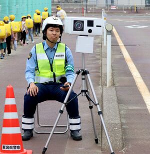 糸魚川署が県内で初めて制作した可搬式オービスのダミー機=糸魚川市中央1