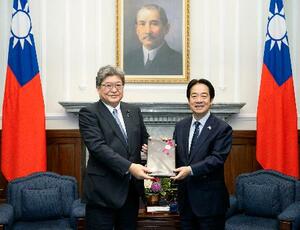 　会談した台湾の頼清徳総統（右）と自民党の萩生田光一幹事長代行＝２２日、台北市（総統府提供・共同）