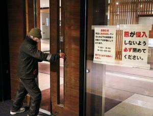 クマが侵入しないように一部の時間帯で自動ドアを手動に切り替えた秋田市役所=19日午後、秋田市
