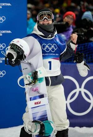 　男子ハーフパイプ決勝２回目を終え、ガッツポーズする戸塚優斗＝リビーニョ（共同）