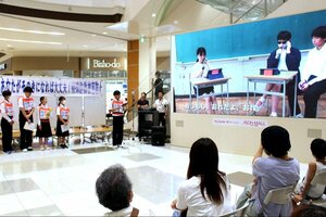 特殊詐欺の手口を説明して被害防止を呼びかける曽野木中学校の生徒=新潟市江南区下早通柳田1
