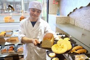 地元産小麦「ゆきちから」を使ったパンを紹介するアベキューの阿部隆さん＝新潟市秋葉区新津本町２