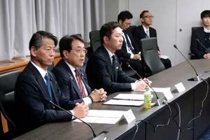 　重要物資の確保に関する作業チームの会合で発言する赤沢経産相（左から２人目）＝９日午後、経産省