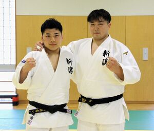 新潟県と県警の看板を背負って全日本選手権に挑む丸山晃志さん(左)と星野太駆さん=新潟市東区