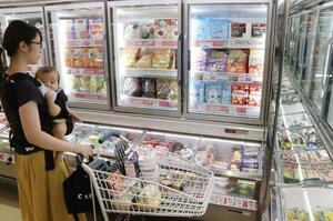 多様な商品が並ぶスーパーのアイス売り場=長岡市の原信古正寺店