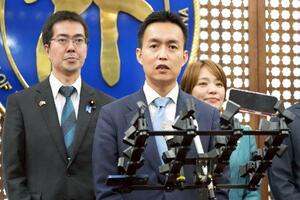 　記者団の取材に応じる自民党青年局の平沼正二郎局長（中央）＝５日、台北市（共同）