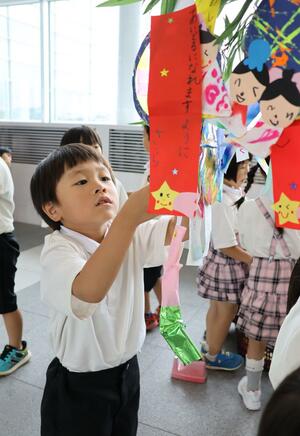 思い思いに笹を飾り付ける園児たち=新潟市中央区万代島