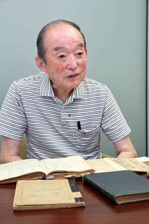 父高野彌一郎さんの日記を手に思い出を語る荘平さん