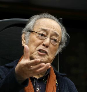 新潟日報のインタビューに答える仲代達矢さん＝２０１８年１０月、東京・世田谷区の無名塾