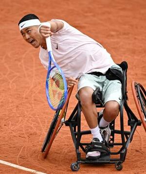 車いすの部男子シングルス決勝でプレーする小田凱人=パリ(共同)