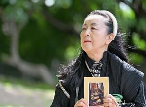 日本人墓地を訪れる五大路子さん=8月、マニラ郊外モンテンルパ(共同)