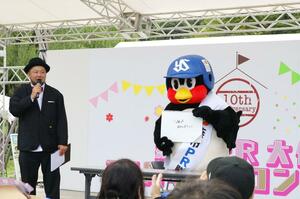 「こめをかいましょう」と、地元産コシヒカリ「つば九郎米」をアピールするつば九郎=2023年9月、新潟県燕市