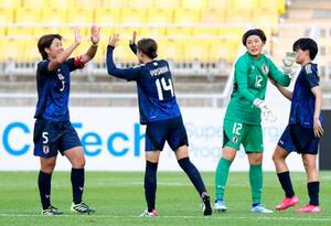 台湾に快勝し、タッチを交わす高橋(左端)ら女子日本代表=水原(共同)