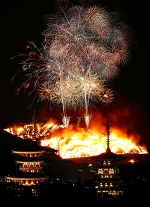 　古都奈良の夜空を彩る冬の伝統行事「若草山焼き」。手前は薬師寺の西塔（左）と東塔＝２４日（午後６時１５分から７時１６分までの画像１９枚を合成）