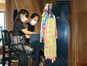  平和への思いを込めて演奏された被爆ピアノのコンサート＝２０日、新潟市西区