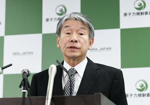 記者会見する原子力規制委の山中伸介委員長＝７日午後、東京都港区