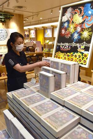 折り紙アート作品をパッケージに使った「魅惑の化粧箱」=長岡市城内町1のラコテ岩塚