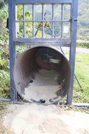 猟友会の会員が仕掛けた「クマ用ドラム式捕獲器」。中にはクマが好む餌を置いていた=湯沢町土樽