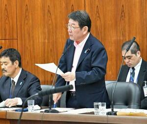 参院外交防衛委員会で答弁する茂木外相(中央)=18日午後