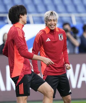 サッカーW杯アジア最終予選のオーストラリア戦に向けた最終調整で、笑顔を見せる伊東(右)=埼玉スタジアム