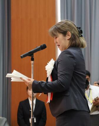 日本政府代表として追悼の辞を述べる、外務省の岡野結城子国際文化交流審議官=13日、佐渡市