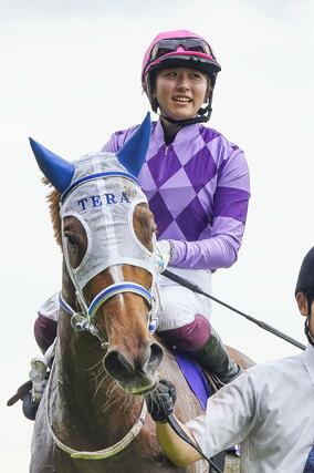 第８７回オークスでジュウリョクピエロに騎乗し優勝した今村聖奈騎手。ＪＲＡ女性ジョッキー初の３歳クラシック制覇を遂げた＝２４日、東京都府中市の東京競馬場