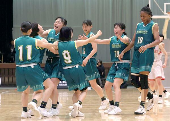 女子決勝　開志国際－新潟産大付　２連覇を決め、喜びを爆発させる新潟産大付のメンバー＝新潟市体育館（写真映像部・立川悠平）