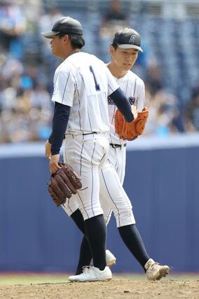 帝京長岡－新潟産大付　４回裏、新潟産大付の先発・宮田塁翔（左）を救援する田中拓朗（右）＝エコスタ