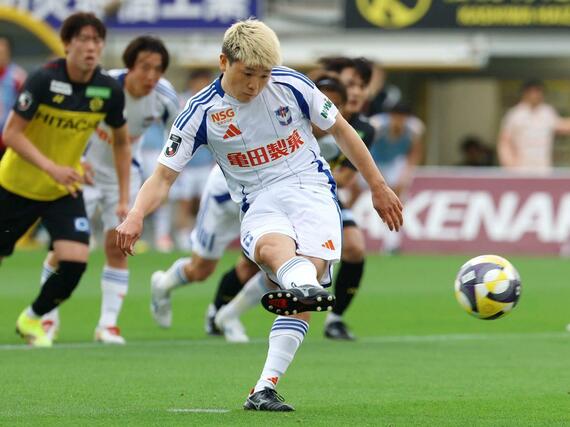 前半、先制のPKを決めるFW小見洋太=三協フロンテア