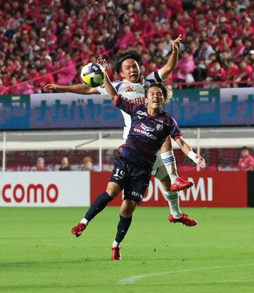 後半、元新潟のＦＷ本間至恩（１９）と競り合う新潟の藤原奏哉＝８月１１日　大阪市のヨドコウ桜スタジアム