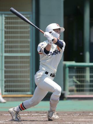 新潟産大付－開志学園　３回裏開志学園２死一、二塁　武藤楓芽が適時三塁打を放ち２－１と逆転＝三条市パール金属スタジアム