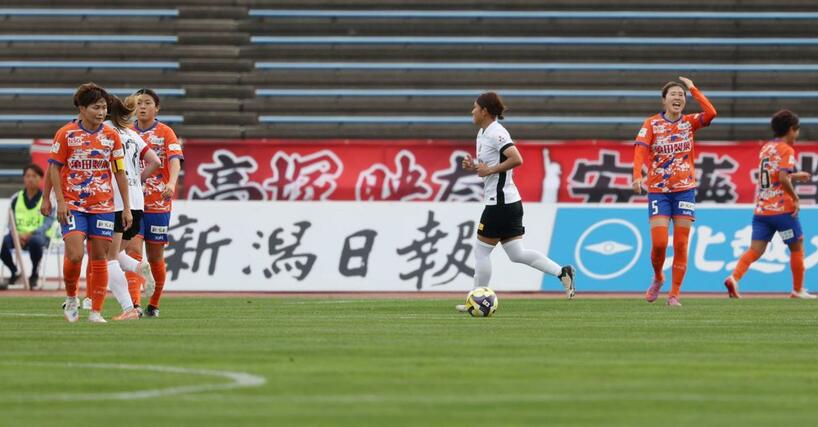 新潟Ｌ－三菱重工浦和Ｌ　前半、失点で１－１と追いつかれる新潟Ｌの選手たち＝２５日、新潟市陸上競技場