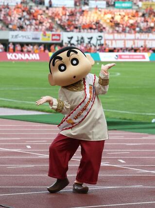 新潟の応援に駆けつけた、アニメ「クレヨンしんちゃん」の主人公野原しんのすけ＝ビッグスワン