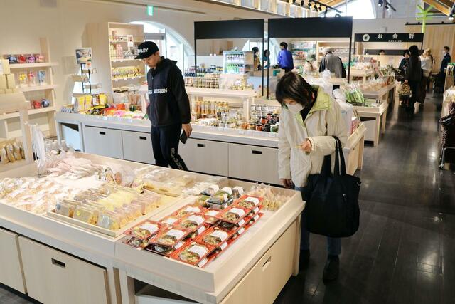 訪れた人々はカフェで新メニューを楽しんだり、産直コーナーで野菜を品定めしたりしていた＝五泉市赤海
