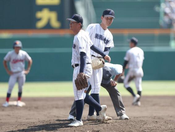 5回裏 宮田塁翔(左)と田中拓朗が交代する