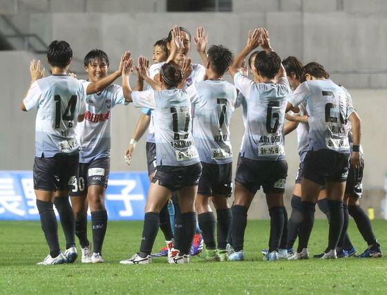 長野-新潟L 白星スタートを飾ったアルビレックス新潟レディース=長野Uスタジアム