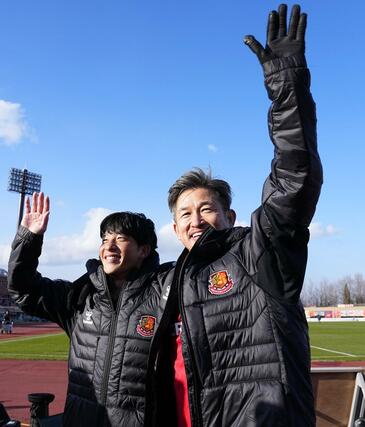 長野に勝利し、サポーターの声援に応える福島・三浦（右）＝とうスタ