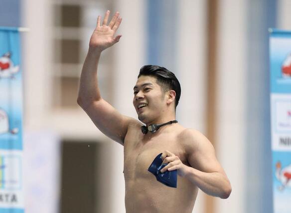 競泳新潟県選手権の男子100メートルバタフライで優勝した水沼尚輝選手。レース後、観客の声援に応えた=6月2日、長岡市のダイエープロビスフェニックスプール