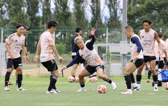 天皇杯３回戦東洋大戦に向けて調整するＪ１アルビレックス新潟の選手たち＝７月１５日午前、聖籠町東港５の新潟聖籠スポーツセンターアルビレッジ