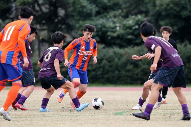 高円宮杯Ｕ－１８プリンスリーグ２０２６北信越１部　第１節・新潟Ｕ－１８－上越高　新潟Ｕ－１８のＭＦ田中琉磨＝４月４日、デンカスワンフィールド