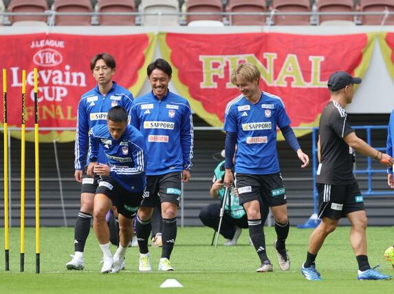 名古屋との決勝を翌日に控えた公式練習で、調整するFW長倉幹樹(右)ら=国立競技場