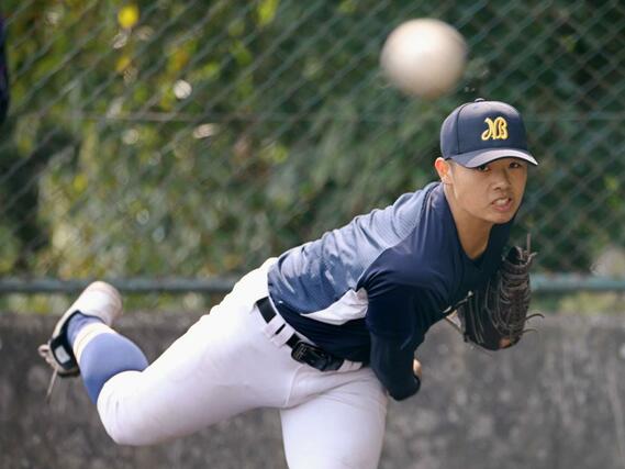 初戦の高知農戦へ向け、ブルペンで調整する日本文理のエース染谷崇史=20日、兵庫県西宮市