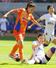 新潟L-広島 後半、FW滝川結女が攻め込むが、ゴール前で相手にボールを奪われる=5月18日、ビッグスワン
