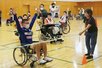 車椅子を体験するアルビレックス新潟の小見洋太選手=新潟市東区