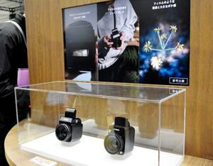 キヤノンのコンパクトデジタルカメラの試作品=26日、横浜市のパシフィコ横浜