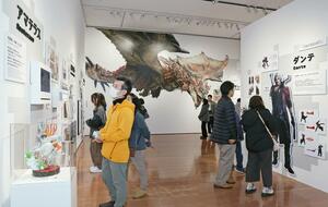 「モンスターハンター」のリオレウス(©CAPCOM)などのキャラクターが並ぶ、大カプコン展=14日、新潟市中央区