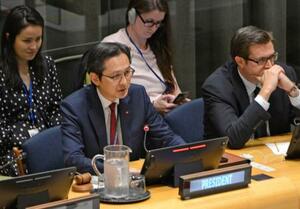　ＮＰＴ再検討会議で議長を務めるベトナムのドー・フン・ビエット国連大使（手前左）＝６日、米ニューヨークの国連本部（共同）