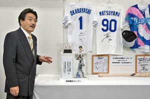 日本熱傷ボランティア協会の色紙展で、やけどの恐ろしさについて話す上野和彦さん=名古屋市
