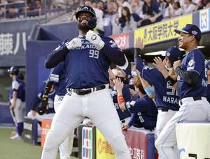 4回、2ランを放ち笑顔でポーズを決める日本ハムのレイエス=京セラドーム